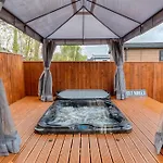 Family Luxury Retreat With Hot Tub York