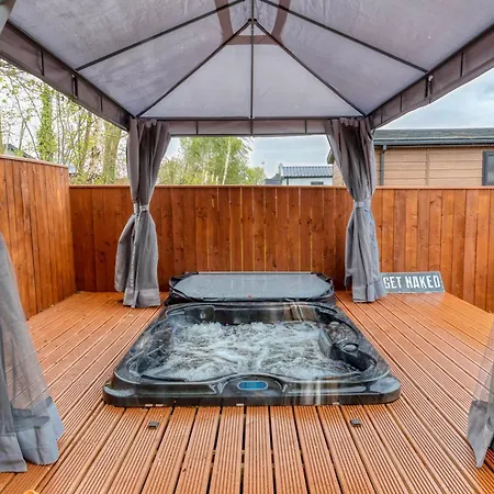 Family Luxury Retreat With Hot Tub York