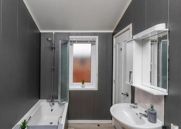 Family Luxury Retreat With Hot Tub Apartment