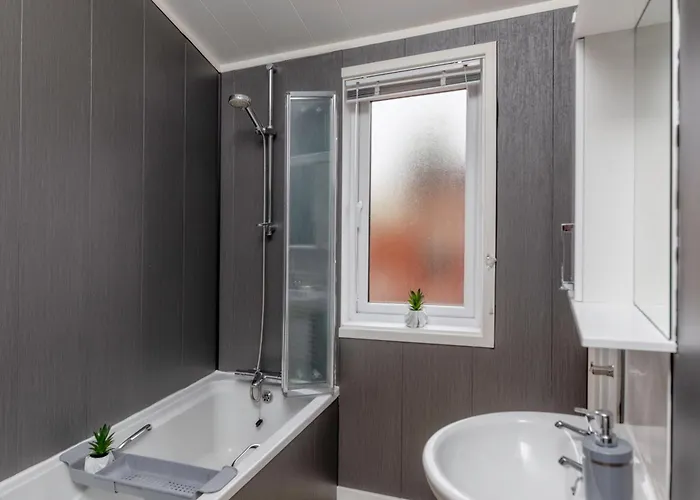 Family Luxury Retreat With Hot Tub Apartment York