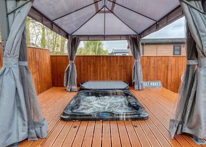 Family Luxury Retreat With Hot Tub York